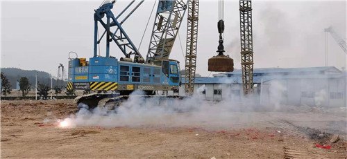 貴陽市政建設有限責任公司承建， 貴陽綜合保稅區B七地塊廠房V標段 10000kN.m 強夯施工現場。